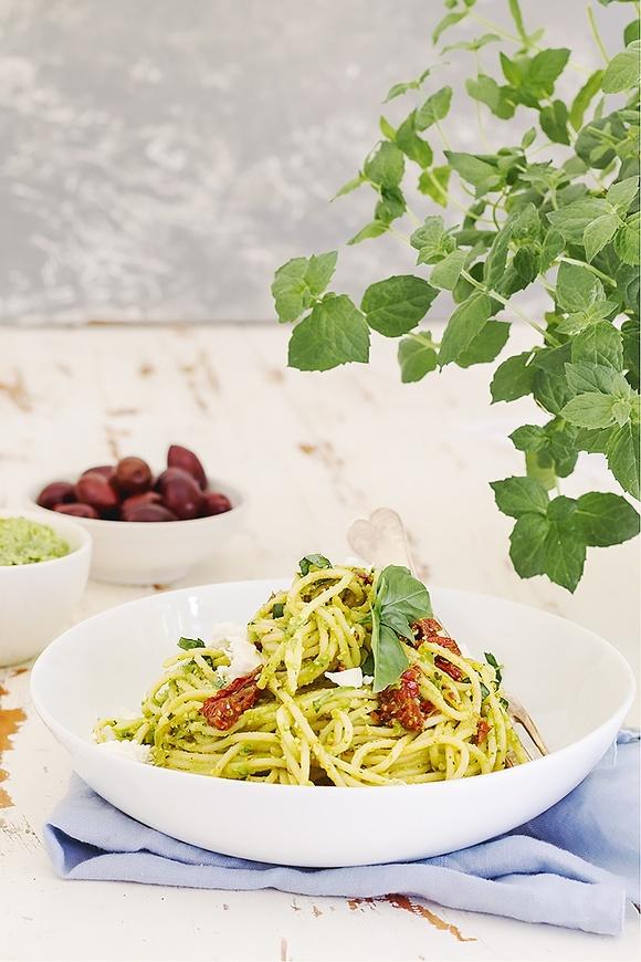 Spaghetti z groszkowym pesto, feta i suszonymi pomidorami