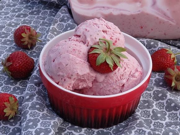 Lody truskawkowe bez jajek
