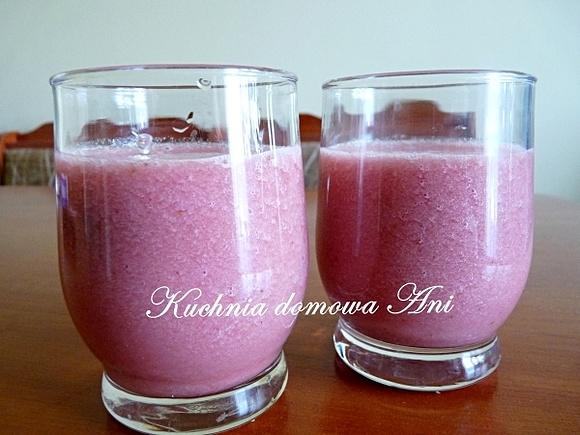 Koltajl truskawkowy z arbuzem i bananem
