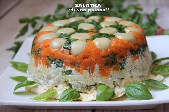 Sałatka leśna polana z warzyw i jajek