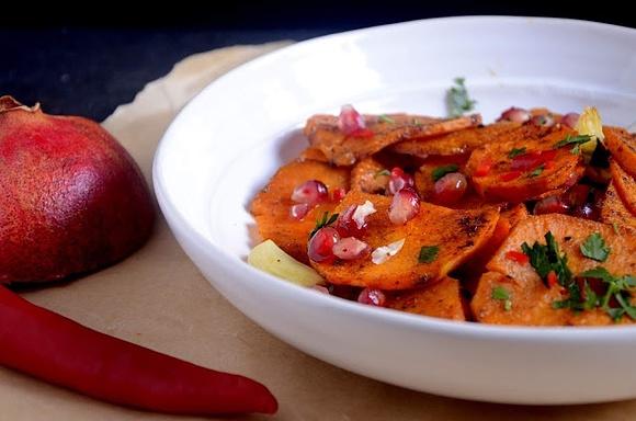 Pieczone bataty z granatem i chili