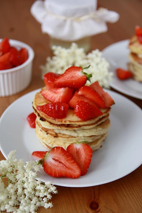 Pancakes z serkiem Grani i truskawkami