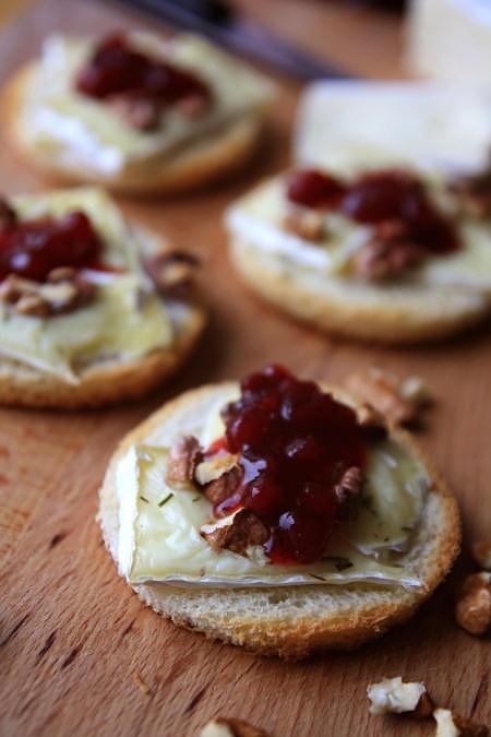 Tosty z serem brie, orzechami i borówką