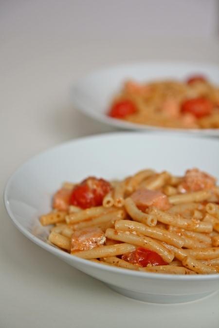 Makaron z łososiem, czerwonym pesto i pomidorkami