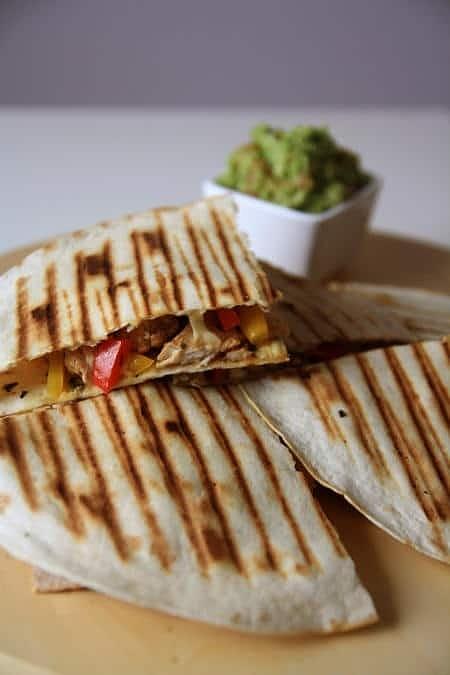 Quesadillas z kurczakiem i papryką z guacamole