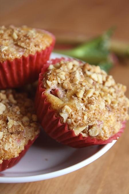 Muffinki z rabarbarem i orzechami włoskimi