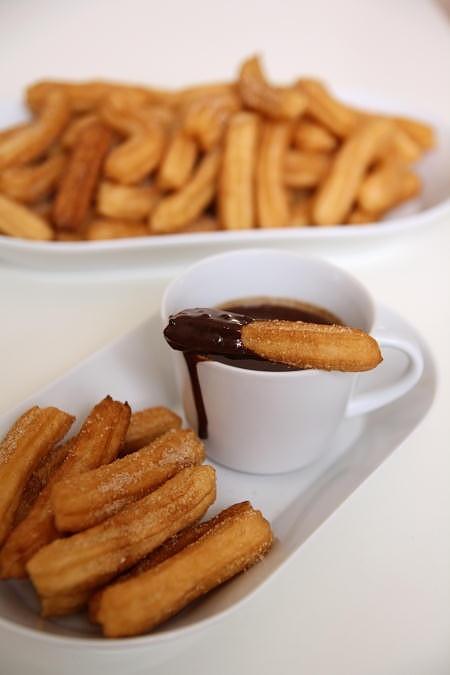 Churros z sosem czekoladowym
