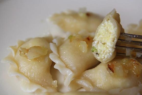 Pierogi z lubczykiem i farszem do ruskich