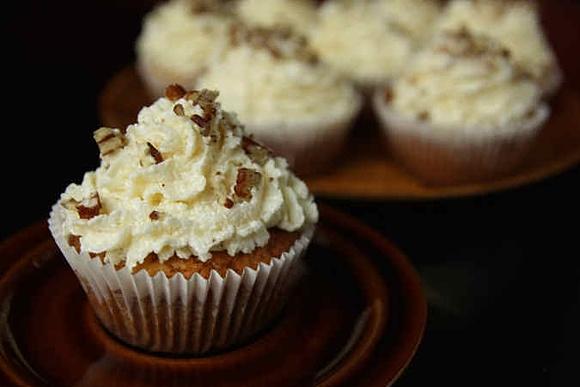 Miodowe muffinki z kremem z kaszy manny