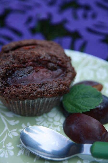 Czekoladowe muffiny ze śliwkami