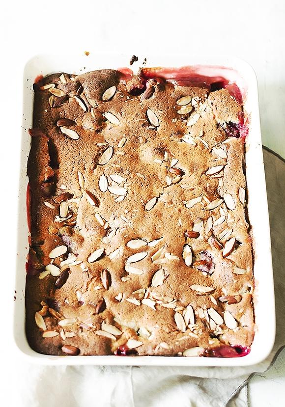 Cobbler z rabarbarem, truskawkami i marcepanem