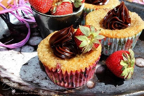 Muffiny migdałowe z truskawkami