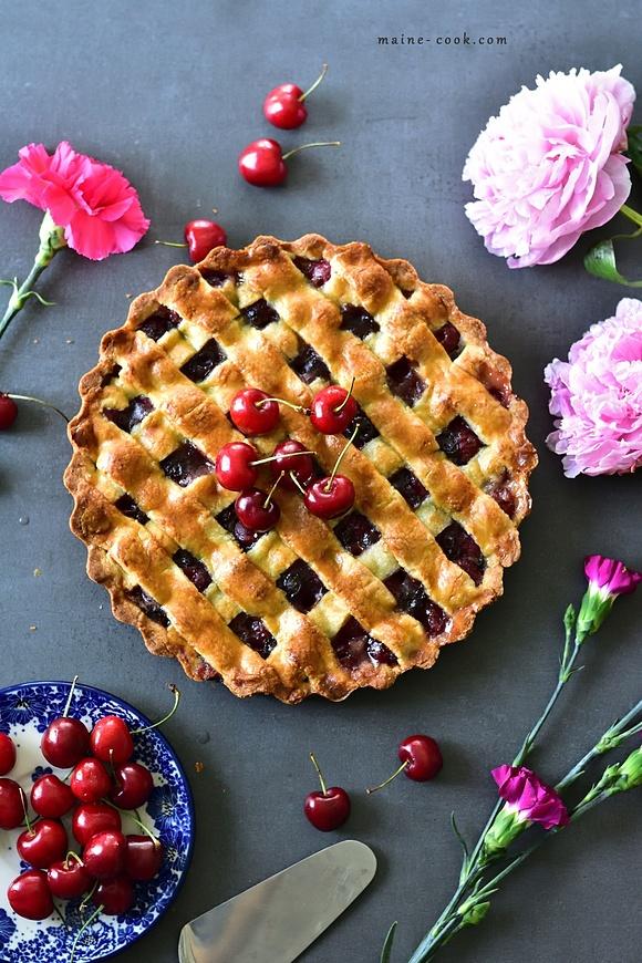 Tarta migdałowa z czereśniami i czekoladą