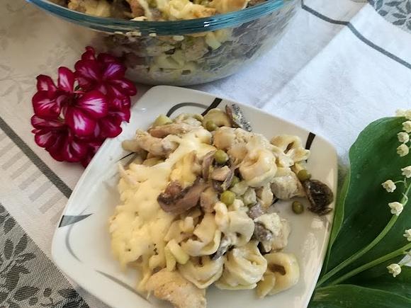 Zapiekanka z warzywami, kurczakiem i tortellini