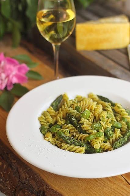 Makaron z pesto i szparagami
