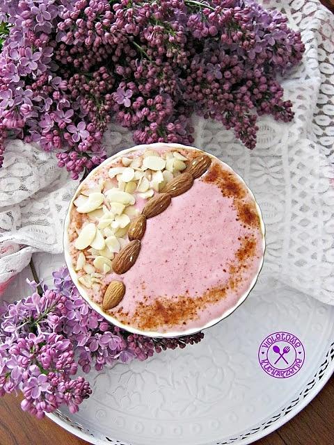 Mus truskawkowy smoothie bowl