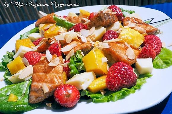 Sałatka z łososiem teriyaki, truskawkami, mango i serem