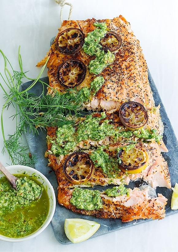 Pieczony łosoś z awokado chimichurri