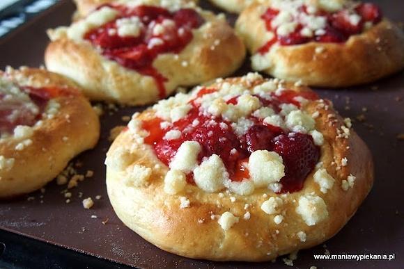 Drożdżówki z truskawkami i kruszonką