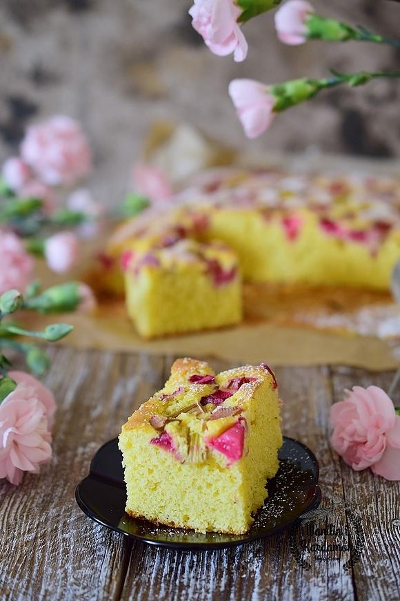 Proste weekendowe ciasto z manną i rabarbarem