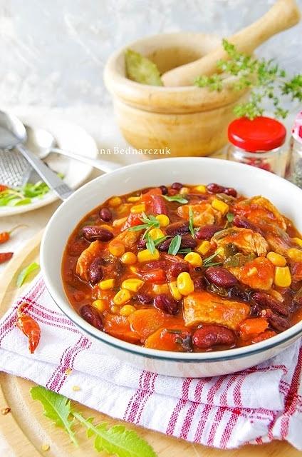 Chili con carne z indykiem – przepis na zdrową jednogarnkową potrawę