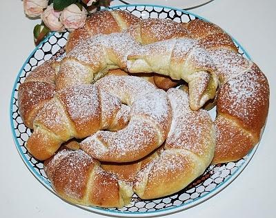 Drożdżowe rogaliki z rabarbarem