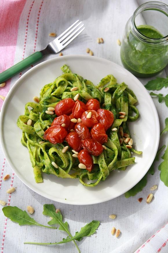 Świeży makaron z pesto z rukoli i pieczonymi pomidorkami