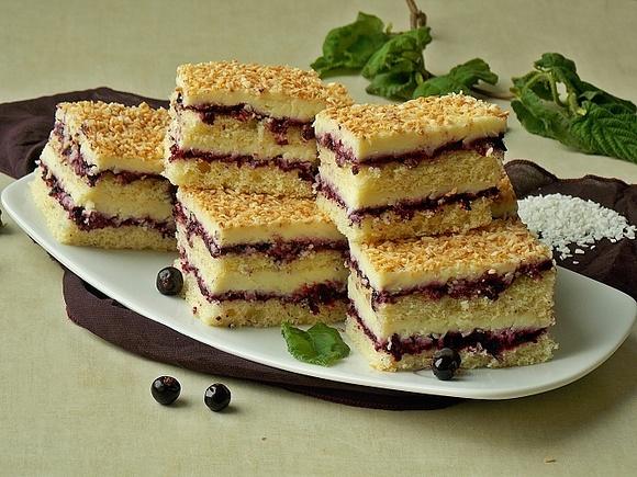 Kokosowy biszkopt z czekoladą i porzeczkami, warstwowe ciasto owocowe