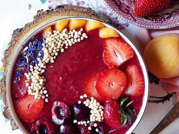 Smoothie bowl z truskawek czereśni i nieszpułek z quinoą i płatkami bławatka