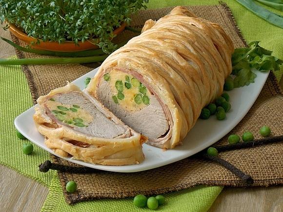 Polędwiczka wieprzowa z jajkami i groszkiem w boczku i cieście francuskim
