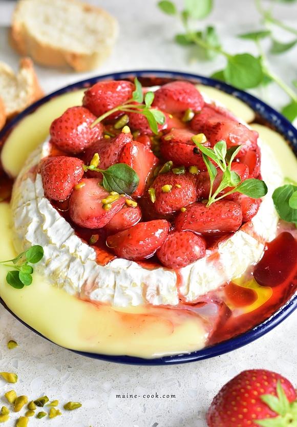 Pieczony camembert z balsamicznymi truskawkami