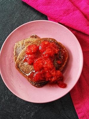 Owsiane placki kakaowe z truskawkami