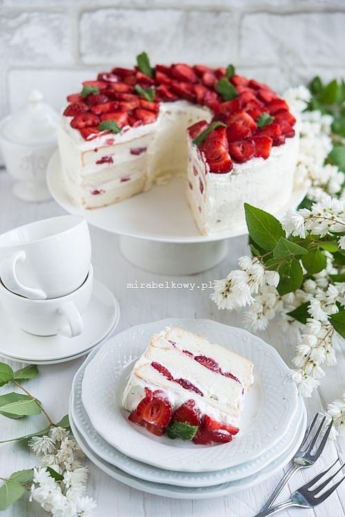 Angel food cake z truskawkami