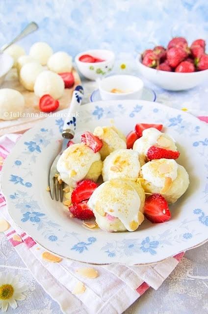 Twarogowe knedle z truskawkami bez ziemniaków