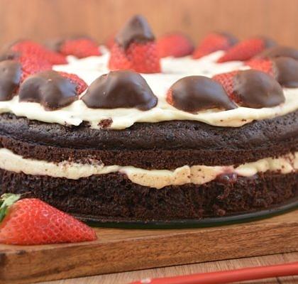 Tort czekoladowy z mascarpone i truskawkami