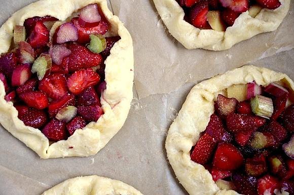 Mini galette z truskawkami i rabarbarem