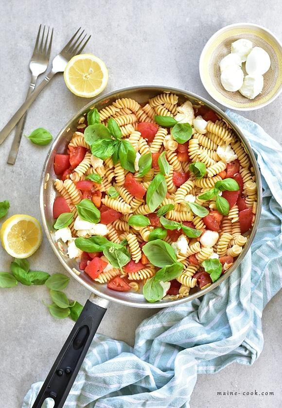 Makaron Caprese z pomidorami, mozzarellą i bazylią