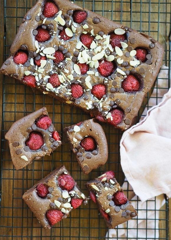 Brownie z truskawkami i truskawkowym kordiałem - deser czerwca