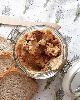 Wegańska pasta fasolowa do chleba