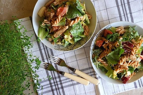 Sałatka gyros-kebab z makaronem pełnoziarnistym