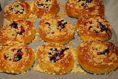 Drożdżówki z owocami i kruszonką