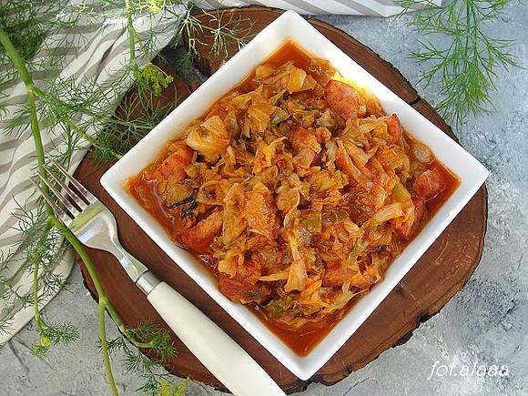 Bigos z młodej kapusty i suszonych pomidorów