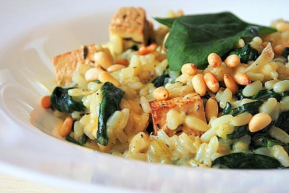 Risotto ze szpinakiem, tofu i orzeszkami pini