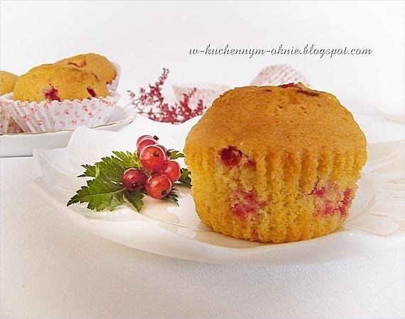Muffinki z ajerkoniakiem i porzeczkami