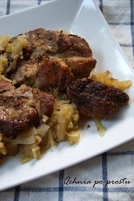 Karkówka pieczona w młodej kapuście