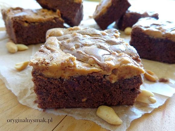 Brownie z masłem orzechowym i kawałkami orzechów