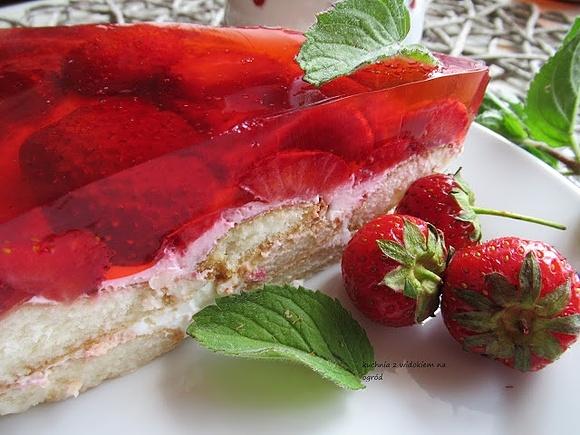 Ciasto bez pieczenia z truskawkami i galaretką