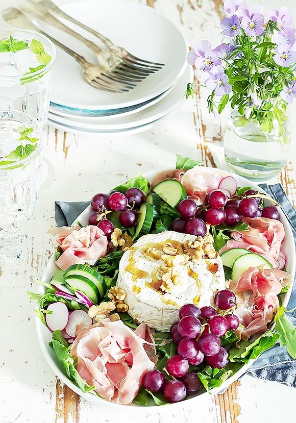 Sałatka z zapiekanym camembert i prosciutto
