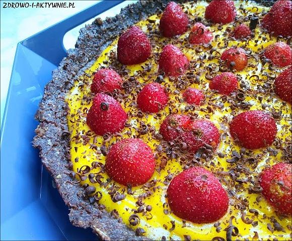 Tarta z budyniem i truskawkami na daktylowym spodzie