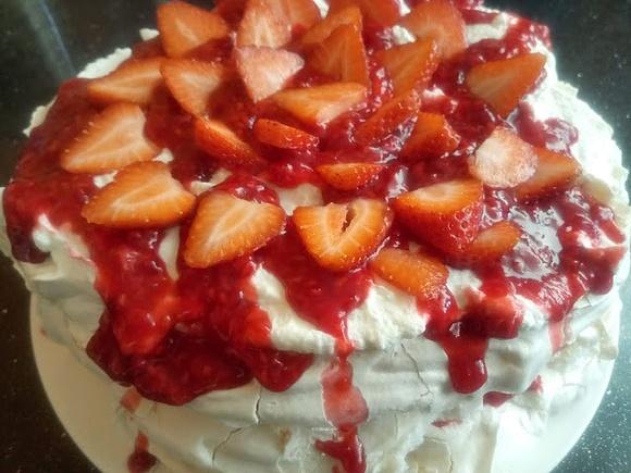 Tort bezowy z frużeliną malinową